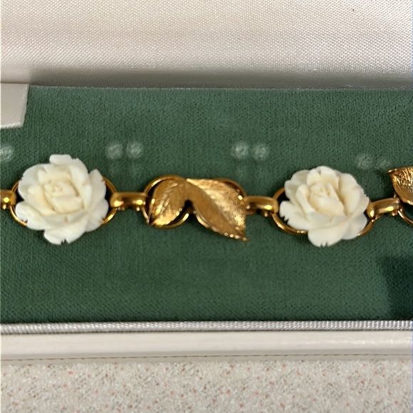Wells 14Kt gold filled rose and leaf linked bracelets with safety chain (431) - Picture 5 of 7